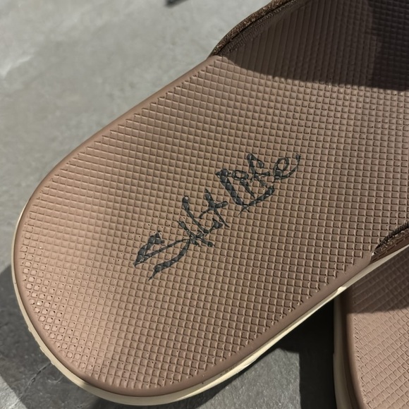 Salt Life Leather Upper,Rubber Outsole, textured insole,thong flip flops/sandals - Picture 6 of 11
